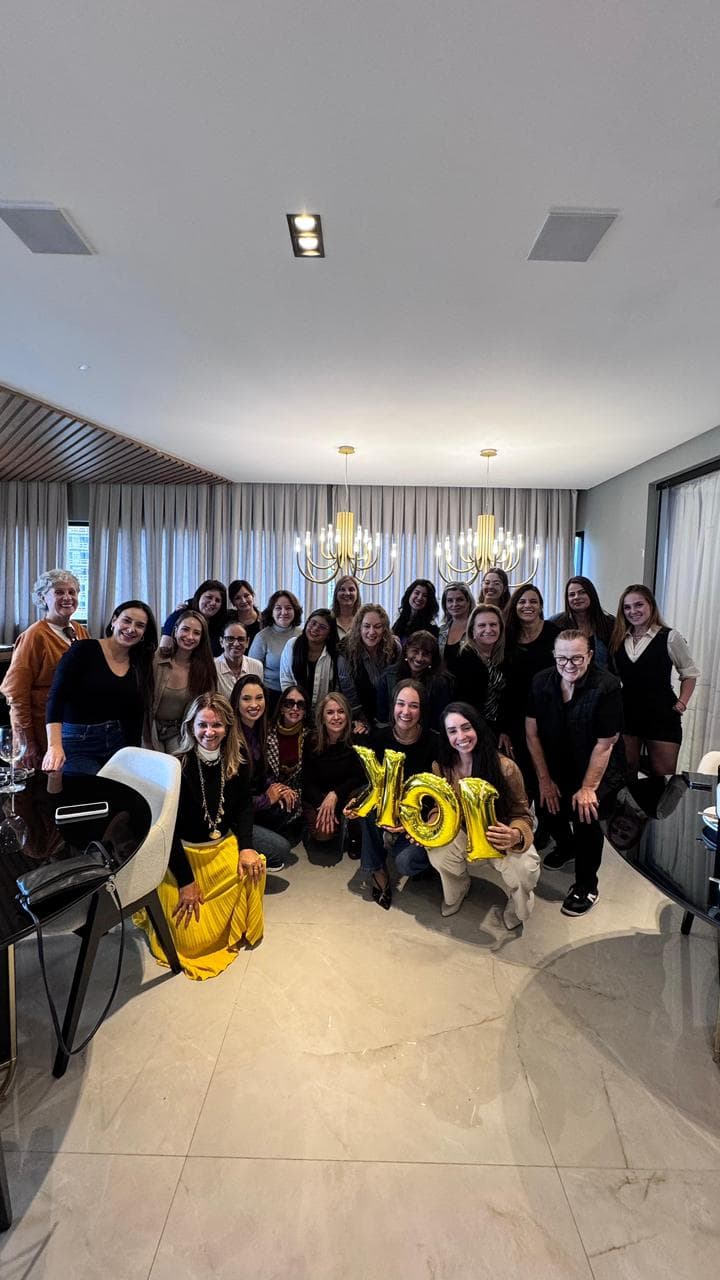 Mulheres celebrando juntas