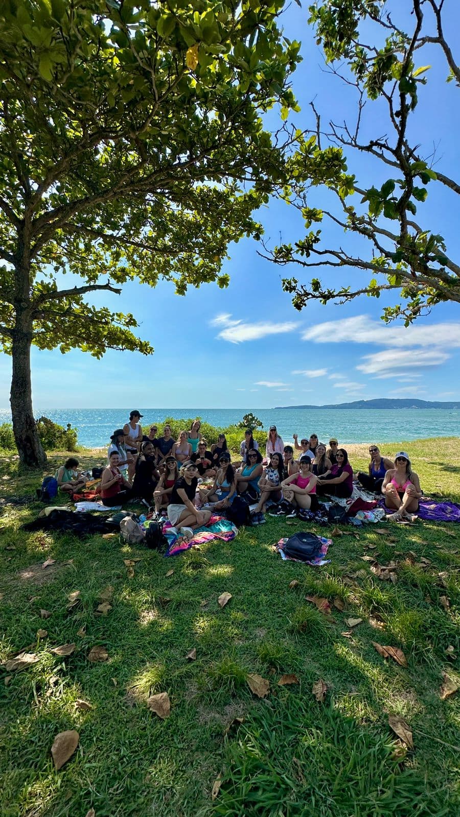Grupo de mulheres das Desamigadas reunidas na beira do mar